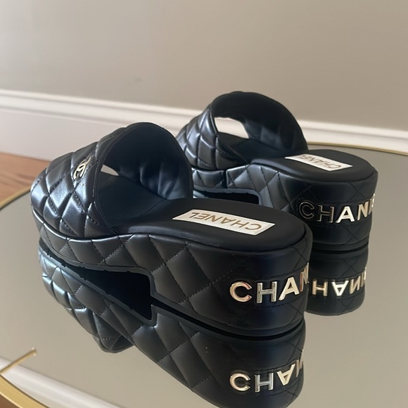 Chanel 23C quilted leather interlocking CC slides size 40 - Picture 13 of 16